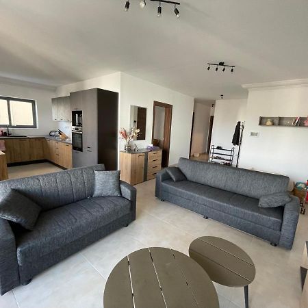 Blue Skies Family Apartment With Terrace เซนต์พอลส์เบย์ ภายนอก รูปภาพ
