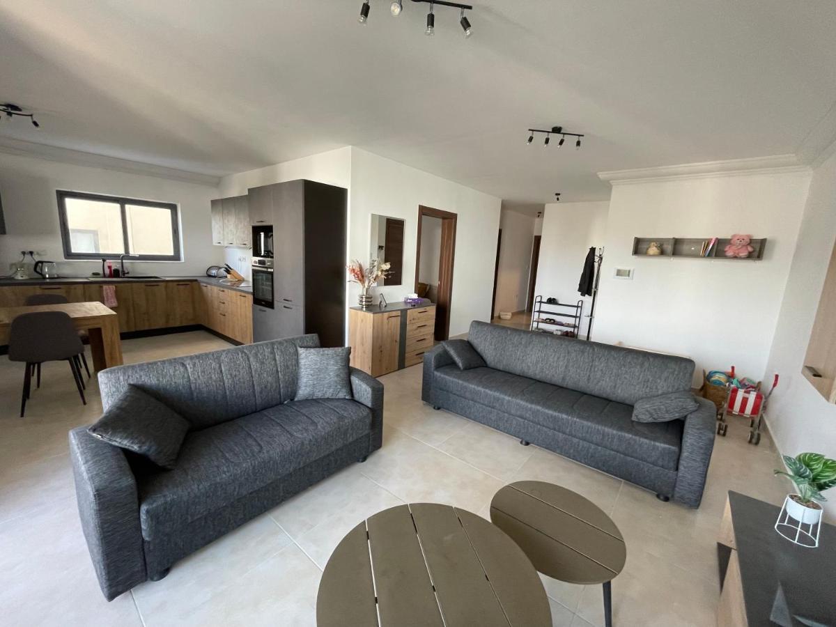 Blue Skies Family Apartment With Terrace เซนต์พอลส์เบย์ ภายนอก รูปภาพ