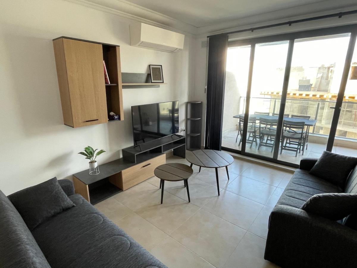 Blue Skies Family Apartment With Terrace เซนต์พอลส์เบย์ ภายนอก รูปภาพ