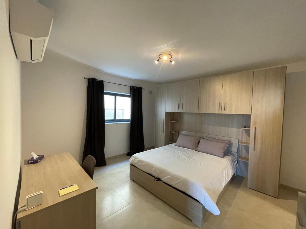 Blue Skies Family Apartment With Terrace เซนต์พอลส์เบย์ ภายนอก รูปภาพ