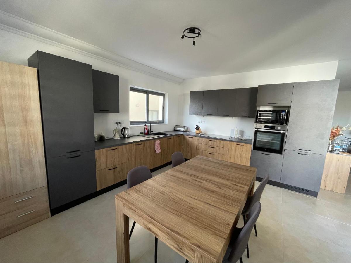 Blue Skies Family Apartment With Terrace เซนต์พอลส์เบย์ ภายนอก รูปภาพ