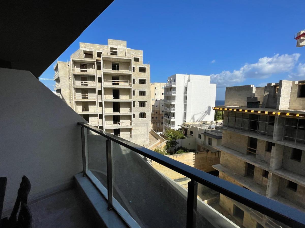 Blue Skies Family Apartment With Terrace เซนต์พอลส์เบย์ ภายนอก รูปภาพ